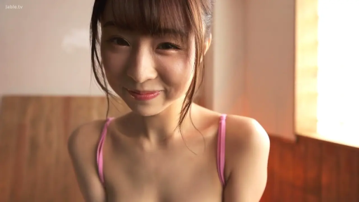 室内 · 微笑 · 面部特写 · 对视 · 清纯 · 俯视 · 粉色吊带