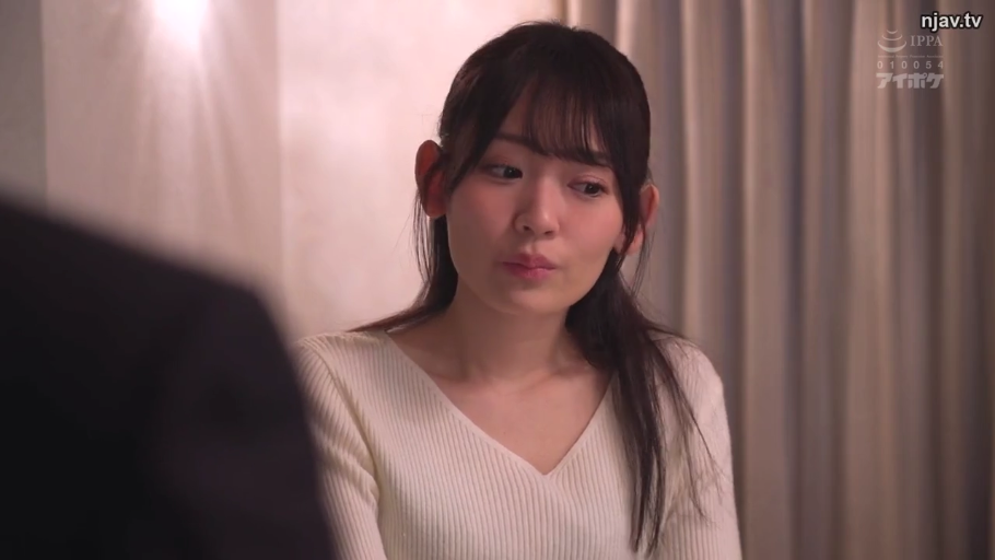 脸部 · 享受 · 车内 · 闭目 · 汽车座椅 · 棕色长发 · 棕色休闲服 · 后靠