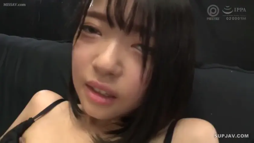 室内 · 脸部特写 · 仰卧 · 黑色吊带