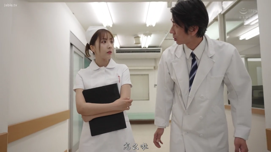 医院 · 护士服 · 站立 · 中景 · 对话 · 文件夹 · 疑惑