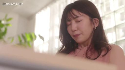 Indoor · Sitting Posture · 面部 · Pink Vest · Close your eyes · Serene · 柔光特写