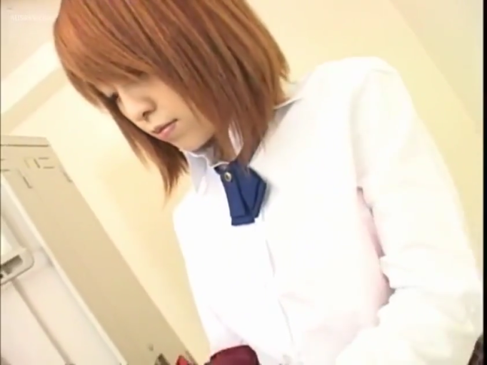 坐姿 · 中景 · 多人性交 · 痛苦 · JK制服 · 3P · 室内柜台 · 竹筐