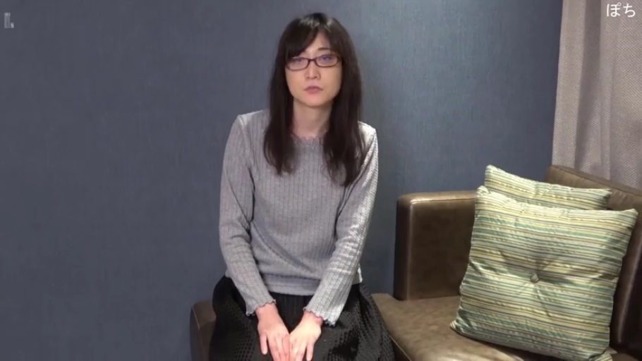 室内 · 坐姿 · 眼镜 · 中景 · 平静 · 注视镜头 · 长发 · 灰色长袖