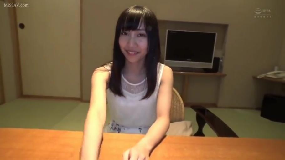 坐姿 · 和室 · 中景 · 微笑 · 对视 · 木桌 · 无袖上衣 · 黑直发