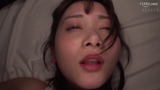 卧室 · 迷离 · 仰卧 · 面部特写 · 呻吟 · 俯拍 · 白色床单