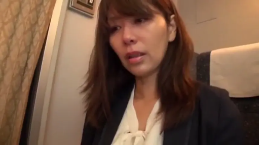 坐姿 · 职业装 · 熟女 · 头部 · 哭泣 · 悲伤 · 车厢