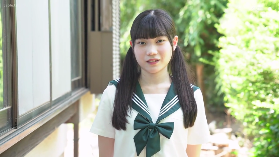 站姿 · 自然 · 半身 · 户外 · 水手服 · 注视镜头 · 双马尾