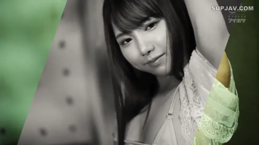 面部 · 蕾丝内衣 · 甜美微笑 · 室内空间 · 黑白滤镜 · 摆拍展示 · 抬手姿态