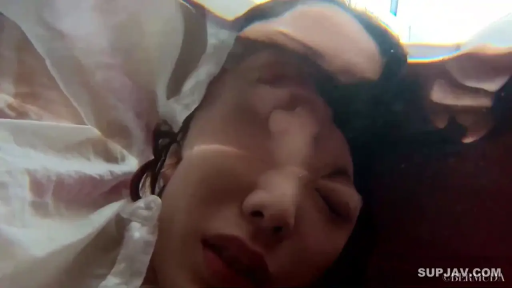 室内 · 脸部特写 · 迷离 · 白衬衫 · 仰卧 · 注视 · 水中视角