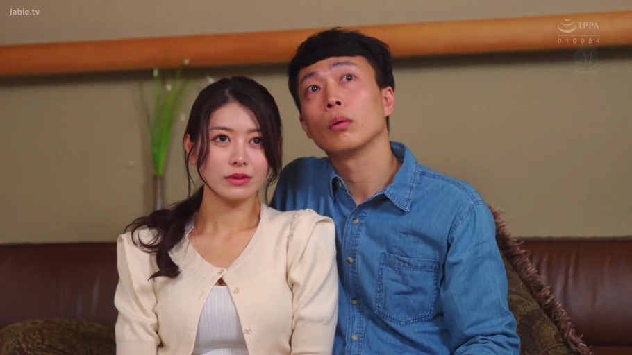 Sitting Posture · Sofa · Living room · Plot · 惊讶 · 观看 · 针织开衫 · 半身照