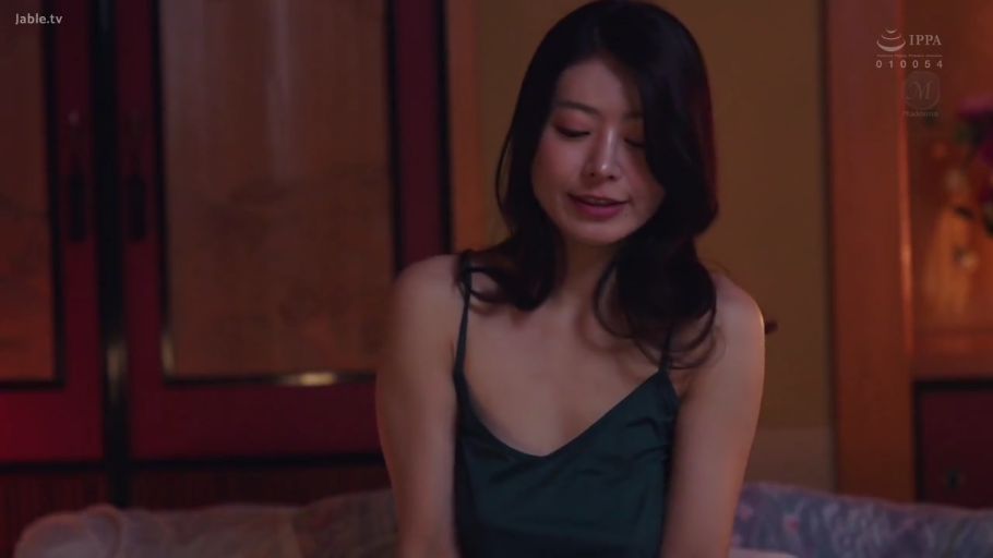 坐姿 · 和室 · 半身 · 吊带睡衣