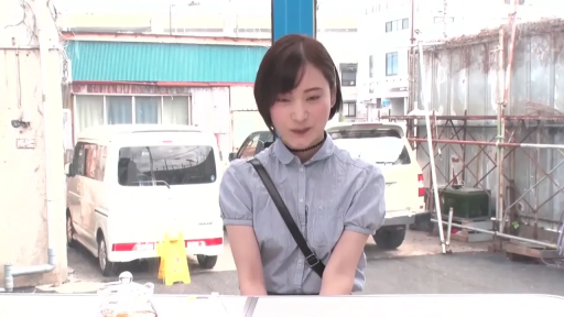 站立 · 微笑 · 自然 · 挎包 · 上半身 · 户外 · 访谈 · 蓝色条纹短袖