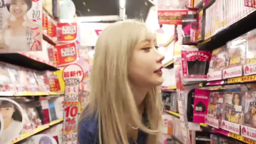 专注 · 站立 · 货架 · 金发 · 侧脸 · 蓝色衬衫 · 挑选 · 成人用品店