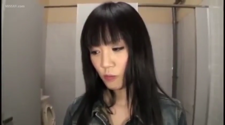 脸部特写 · 牛仔外套 · 卫生间 · 正面站立