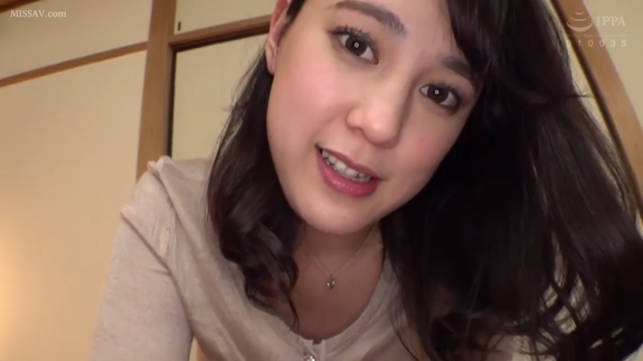 身をかがめる · 顔 · 和室 · 微笑 · ニットセーター · 长发 · 眼神交流