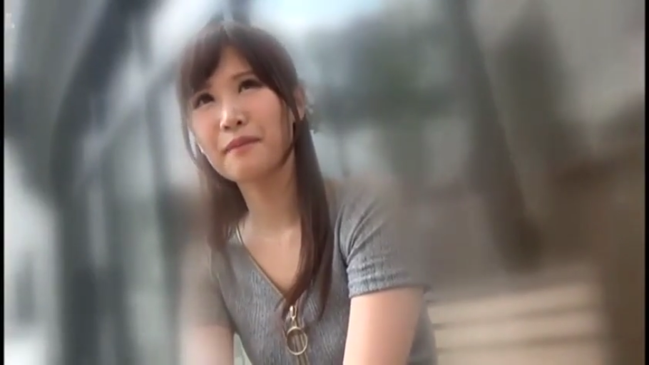 坐姿 · 微笑 · 项链 · 面部特写 · 注视 · 室外 · 模糊 · 灰色V领