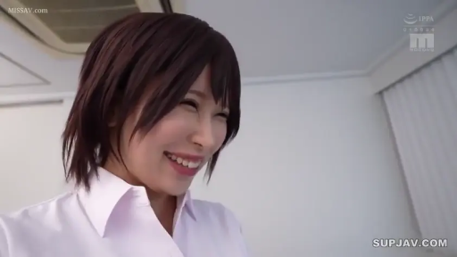 室內 · 站立 · 白襯衫 · 面部特寫