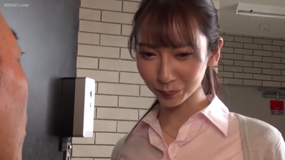 脸部特写 · 微笑 · 注视 · 走廊 · OL · 职业装衬衫 · 侧面对视 · 皂液器