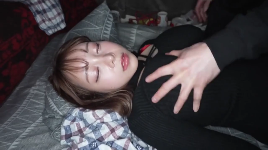 卧室 · 闭眼 · 近景 · 被抚摸 · 床上用品 · 躺卧 · 睡眠 · 黑色镂空上衣