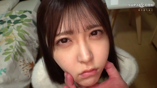 面部特写 · 房间 · 仰视 · 白色毛衣 · 无辜 · 动作片 · 被捏脸