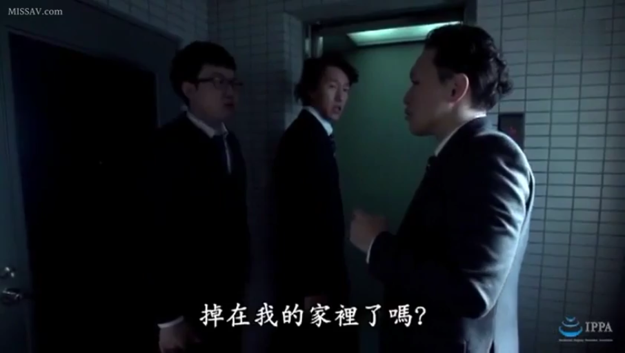 交谈 · 嚴肅 · 眼鏡 · 站立 · 走廊 · 西裝 · 多人男性