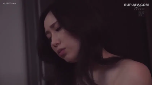 室内 · 忧郁 · 低头 · 脸部特写 · 全裸 · 昏暗 · 受孕