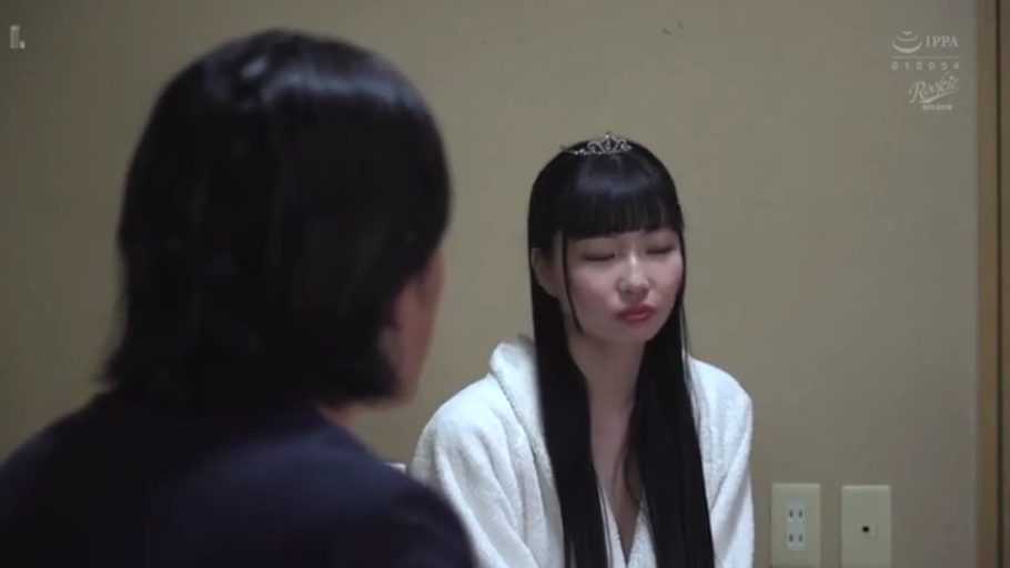 室内 · 座り姿勢 · 会話 · 半身特写 · 瞑目 · 成人视频 · 白色浴袍 · 皇冠