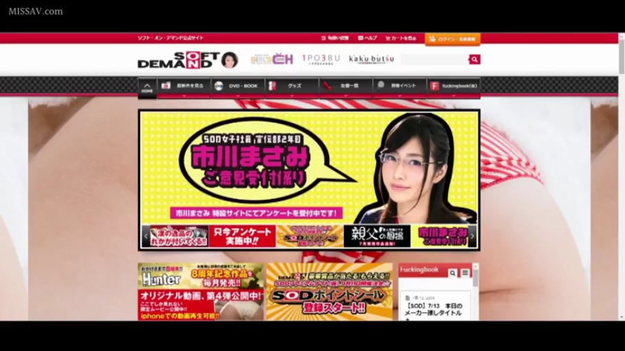 室内 · 眼镜 · 平躺 · 下体特写 · 静态展示 · 网页截图 · 条纹内裤