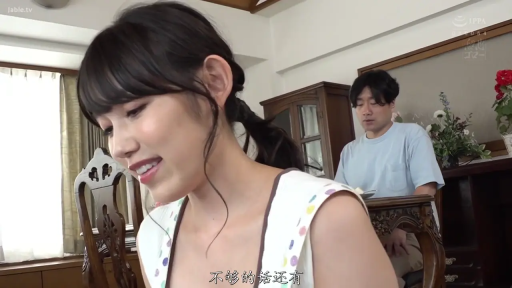 坐姿 · 脸部特写 · 微笑 · 橱柜 · 餐厅 · 温柔 · 居家生活 · 碎花围裙