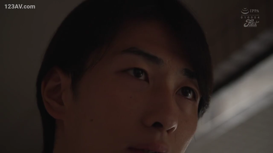 室内 · 面部 · 站立 · 平静 · 男性角色 · 白色纹理上衣 · 向侧方注视