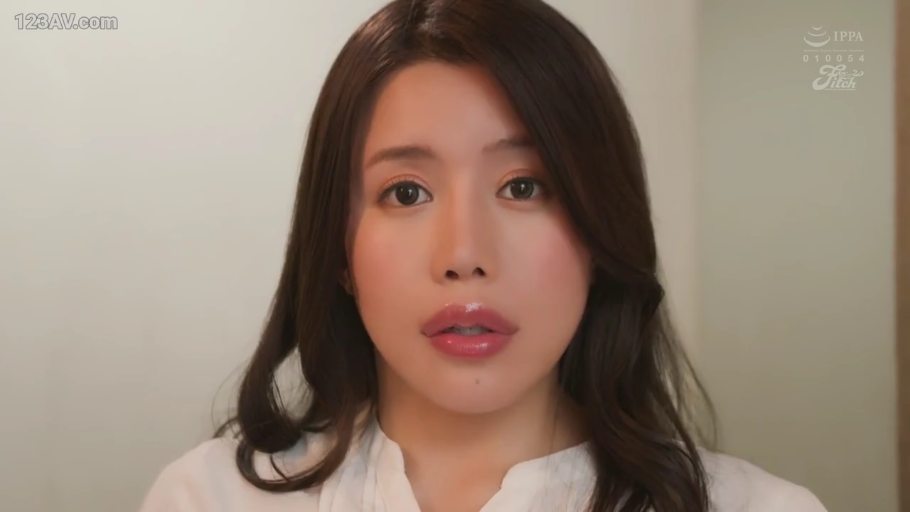 室内 · 脸部特写 · 白色衬衫 · 呆滞 · 注视 · 正面 · 黑色长发