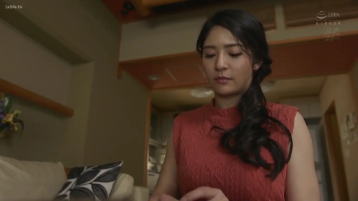 座り姿勢 · 瞑想 · 中景 · ソファ · 熟女 · 室内リビング · 冷淡 · 红色无袖连衣裙