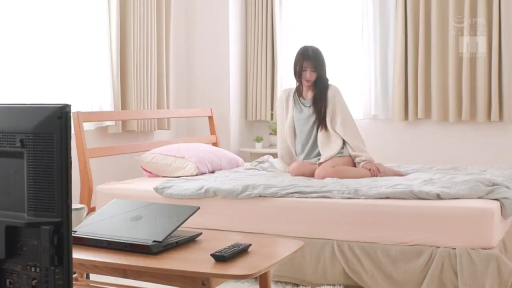 Sitting Posture · Bedroom · 平静 · Horizon · Laptop · Loungewear · 发呆