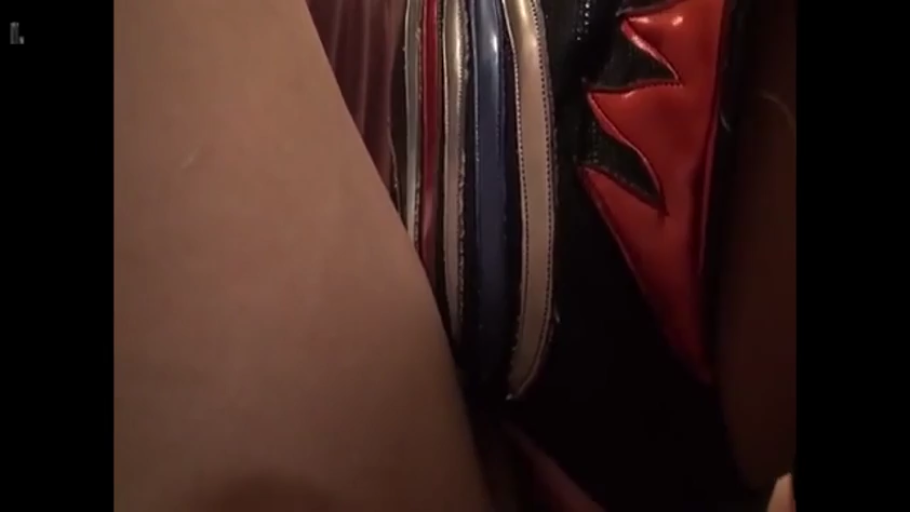 室内 · 坐姿 · 暗光 · 腿部特写 · 静态 · 面具