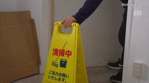 室内 · 坐姿 · 面部 · 诱惑 · 凝视 · 柔光 · 吊带