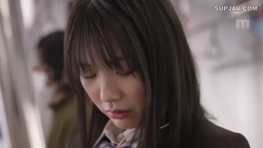 脸部特写 · 站立 · JK制服 · 电车