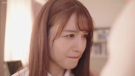 室内 · 站立 · 白衬衫 · 注视 · 特写 · 抿嘴 · 女优