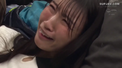 室内 · 脸部特写 · 白色上衣 · 躺姿