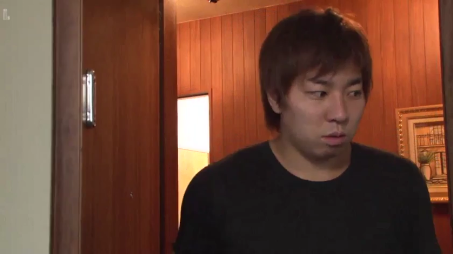 室内 · 单人 · 顔部のクローズアップ · 站立 · 呆滞 · 黑色T恤 · 观望