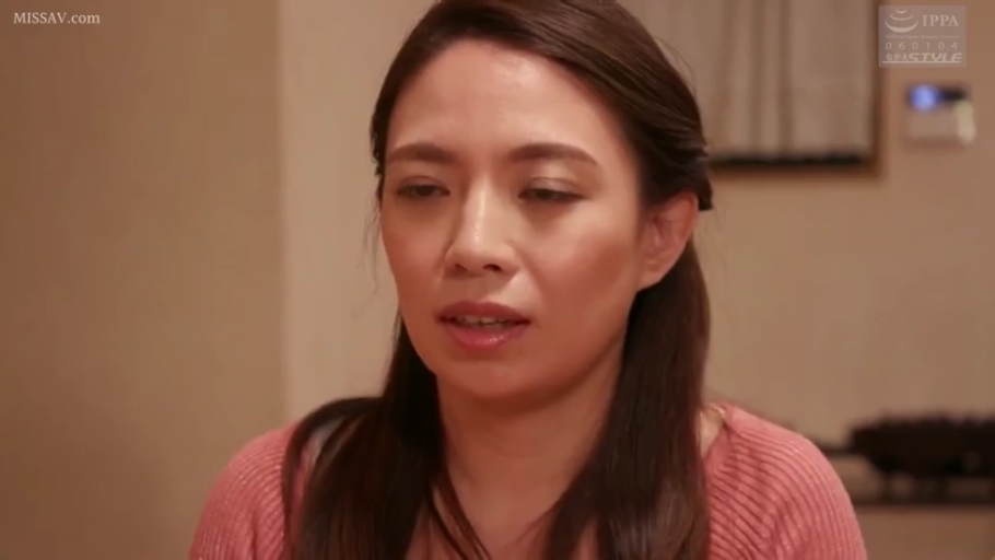 室内 · 坐姿 · 面部特写 · 静止 · 粉色针织衫 · 忧伤