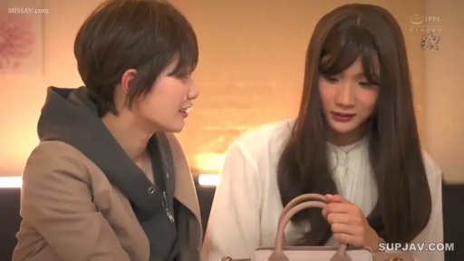 室内 · 交谈 · 棕色大衣 · 半身 · 并排坐 · 手提包 · 认真