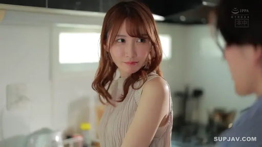 脸部 · 回眸 · 对视 · 厨房 · 无袖针织衫 · 柔和 · 模糊背景