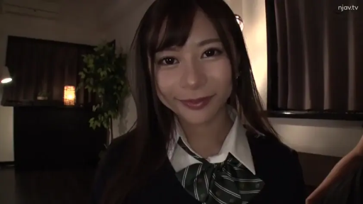 室内 · 脸部特写 · 站姿 · 学生制服 · 注视镜头 · 灯光 · 制服诱惑 · 甜美微笑