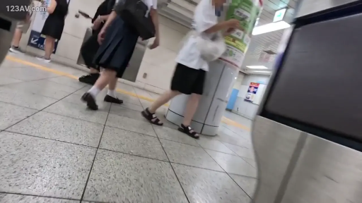 第一视角 · 腿部 · 制服 · 行走 · 书包 · 偷拍 · 地铁站