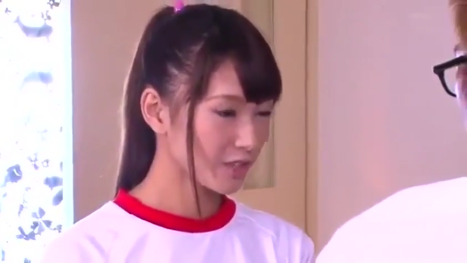 室内 · 交谈 · 站立 · 自然 · 面部特写 · 体操服 · 马尾辫