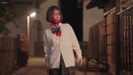 全身 · 格纹百褶裙 · 角色扮演 · 行走 · 惊悚 · 夜晚户外街道 · 血迹妆容 · 恐怖题材制服诱惑