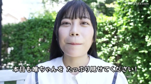 校服 · 脸部 · 站立 · 字幕 · 微笑 · 户外 · 看着镜头