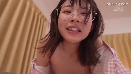 俯身 · 卧室 · 迷离 · 面部特写 · 注视镜头 · 刘海 · 粉色格子衬衫 · 大框眼镜