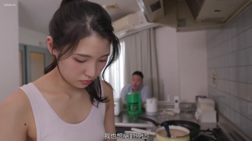 忧郁 · 脸部特写 · 站立 · 剧情 · 粉色背心 · 厨房 · 锅具 · 做饭