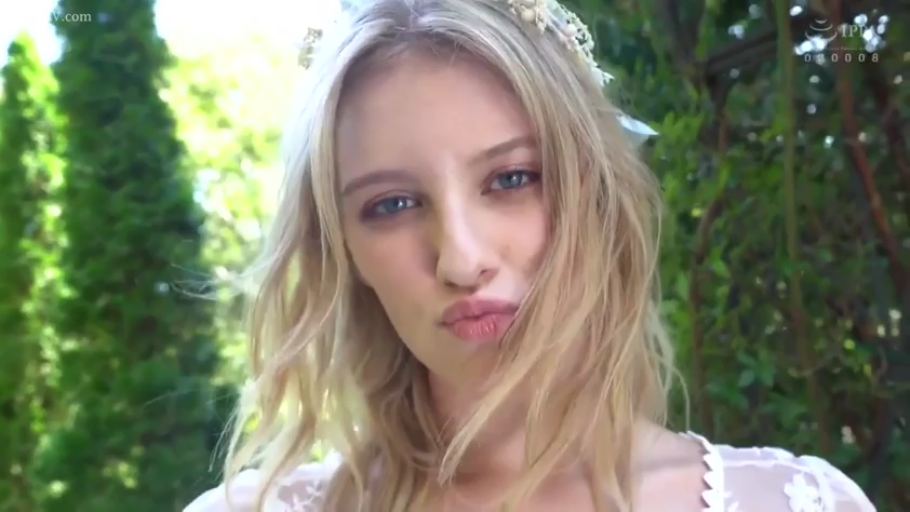 脸部 · 金发 · 正面 · 俏皮 · 嘟嘴 · 室外花园 · 白色蕾丝裙 · 花环